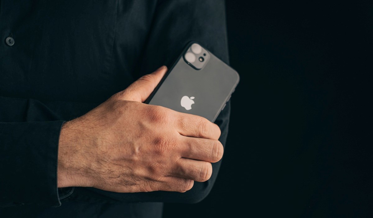 iPhone Fold mogao bi imati šarku od tekućeg metala i kućište od titana