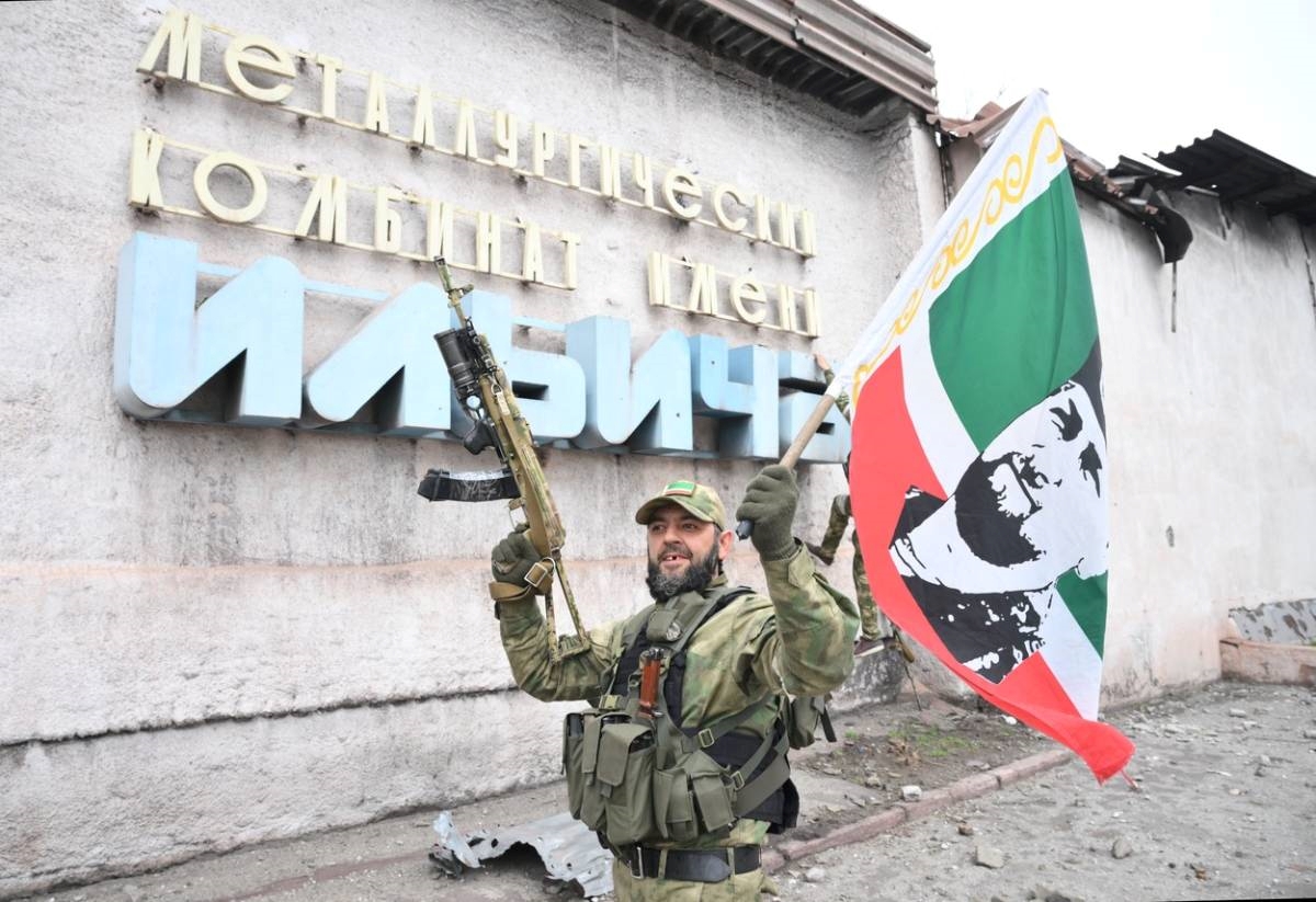 FOTO Čečenski borci slave u Mariupolju pred čeličanom Iljič