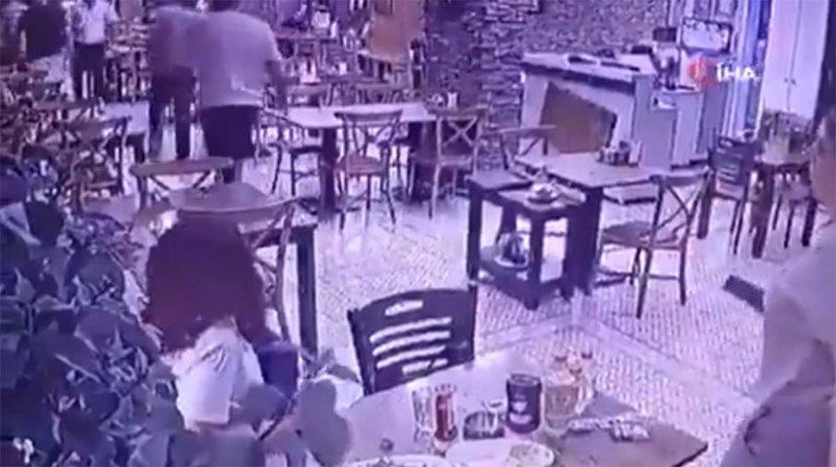 Snažan potres zatresao jugozapad Turske: Nakon napadaja panike umrla curica (14)