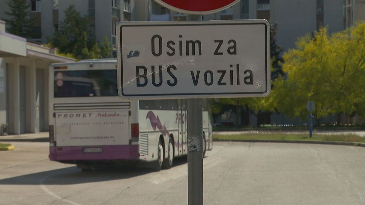 Sinj ima problem sa školskim busevima. Vlasnik nezainteresiran: "Na godišnjem sam"