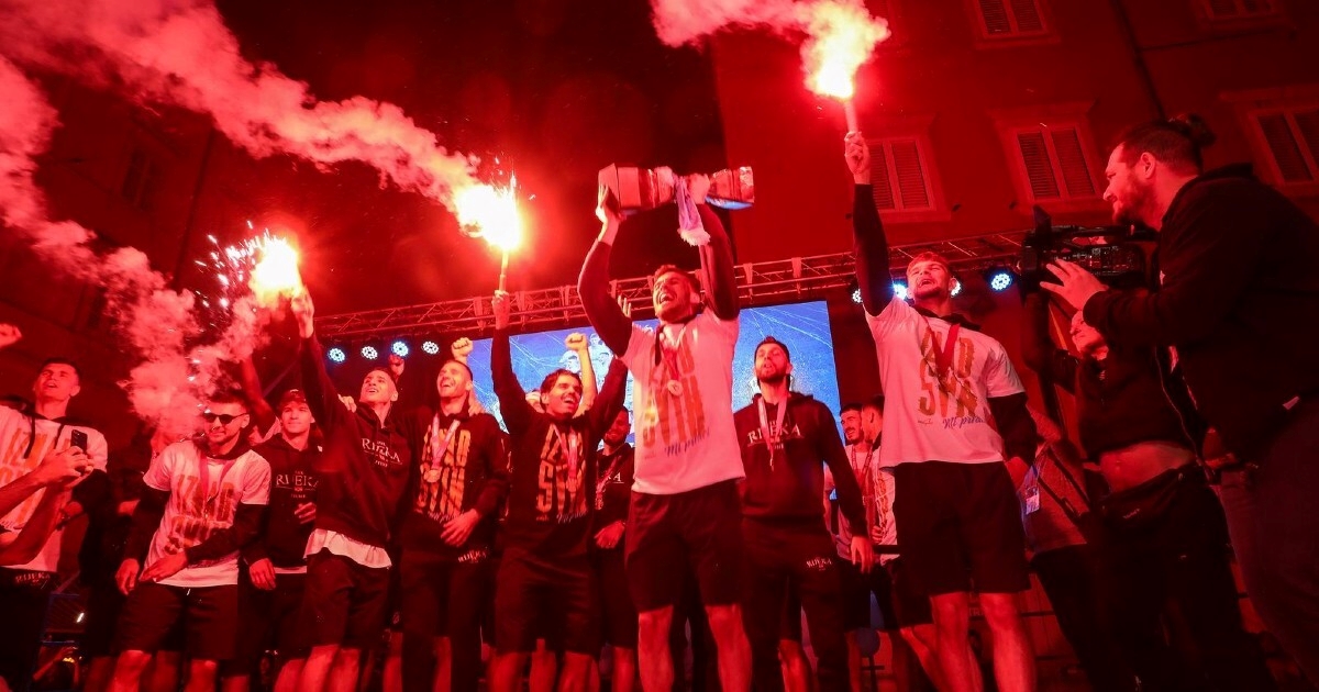 FOTO I VIDEO Navijači dočekali igrače Rijeke na Korzu i proslavili titulu