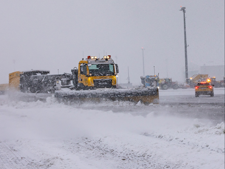 Snježni kolaps u Južnoj Njemačkoj i Austriji: Hrpa otkazanih letova, ljudi bez struje