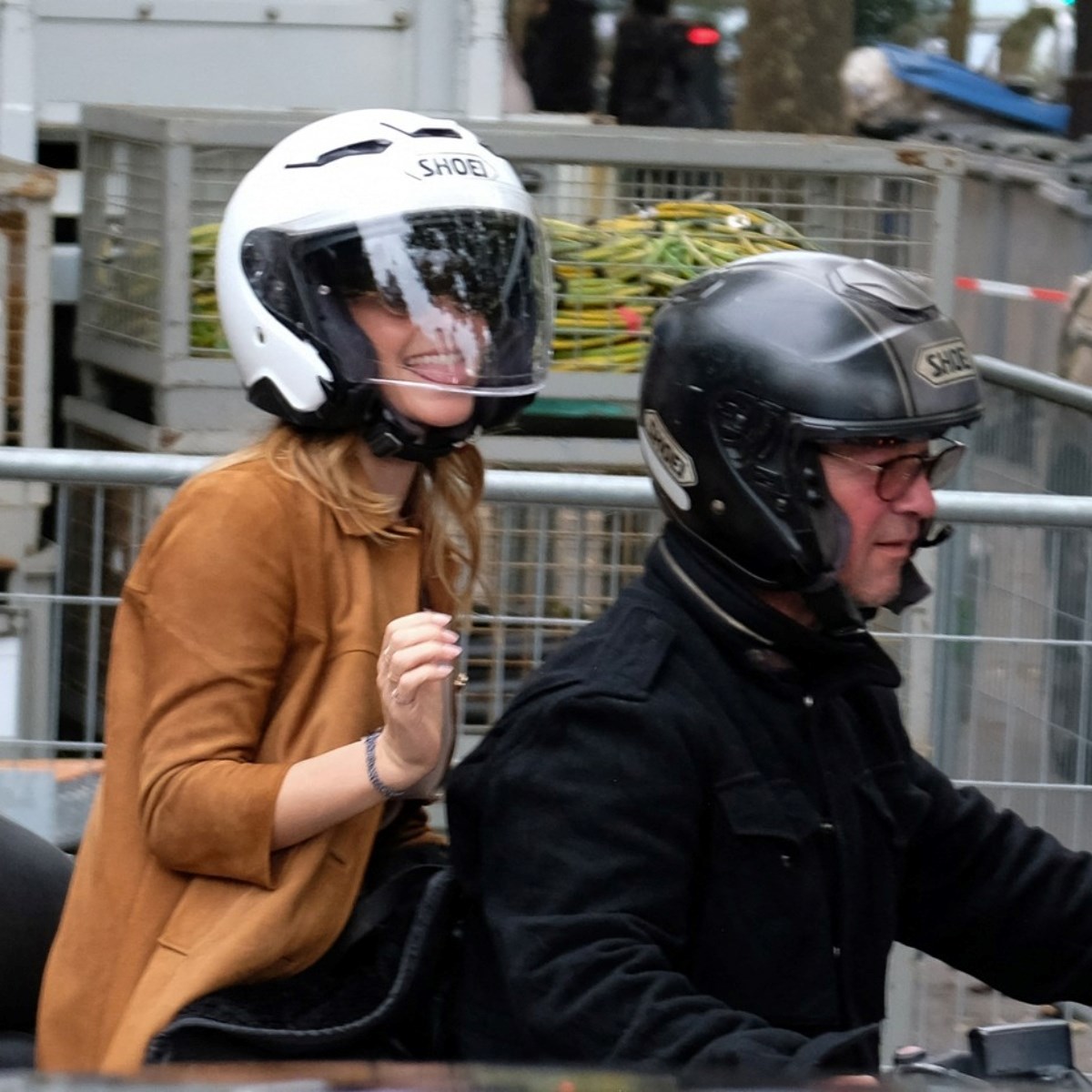Emma Watson ostala bez vozačke pa s revije otišla na motociklu