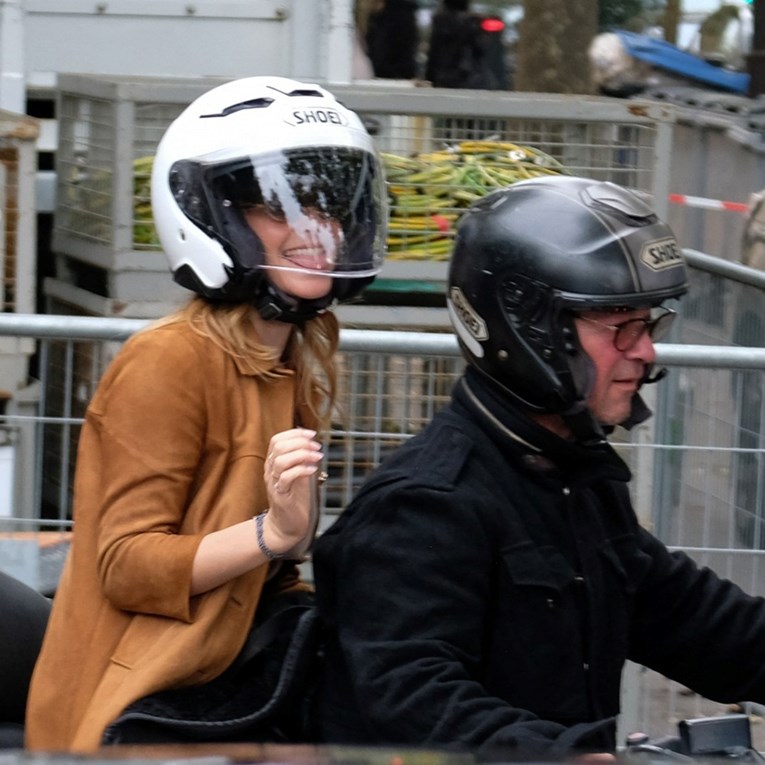 Emma Watson ostala bez vozačke pa s revije otišla na motociklu