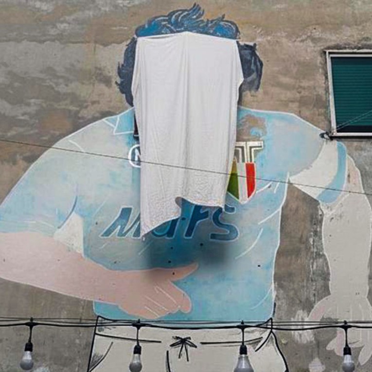 Prekriven Maradonin mural u Napulju. Vlasnici suvenirnica prosvjeduju protiv policije