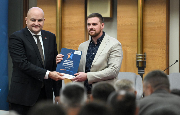 Potpora za naukovanje raste na oko 5100 eura. Država povećava iznos po učeniku