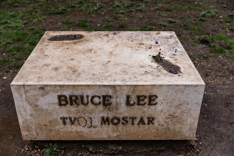 Pronađen kip Brucea Leeja koji je bio nestao u Mostaru: "U kritičnom je stanju"