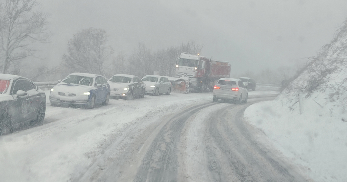 FOTO Obilan snijeg stvorio velike probleme u prometu u BiH