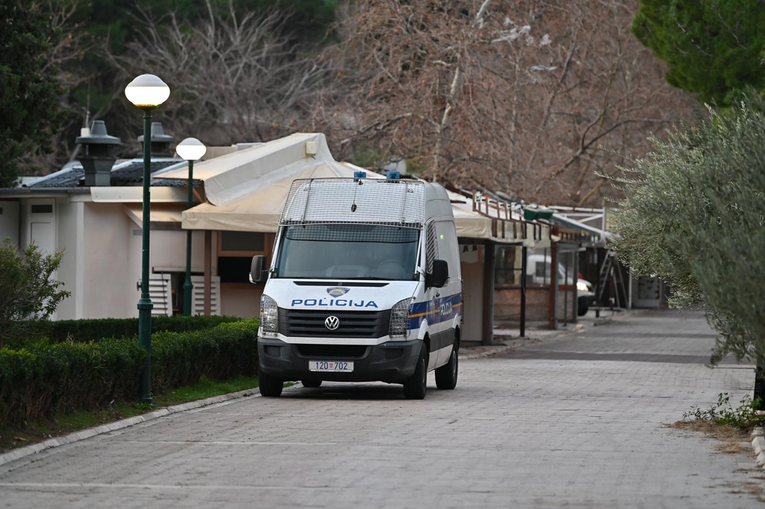 Vozačica (28) odbila test na droge. Izvadila bocu alkohola iz auta i bacila ju na pod