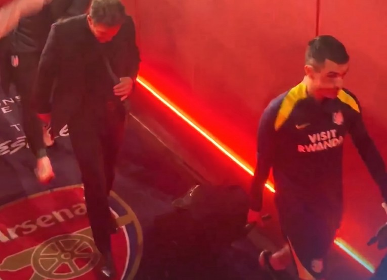 Simeone hodao po grbu Arsenala. Poludio je kad je igrač Arsenala gazio Atleticov