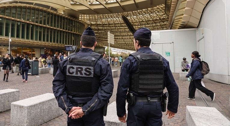 Žena u Parizu prijetila ljudima i vikala "Allahu Akbar", policija pucala u nju