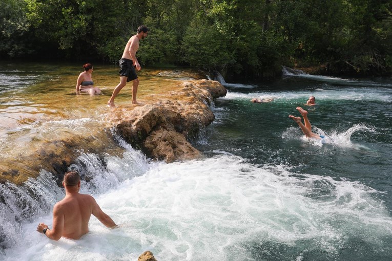 FOTO Mnogi osvježenje od vrućina pronašli na rijeci Mrežnici