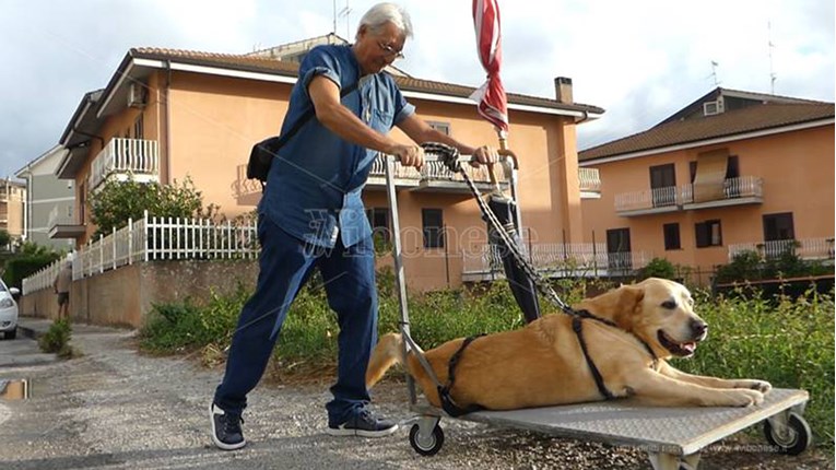 Ovaj video starca koji pomaže svom teško bolesnom psu će vam rastopiti srce