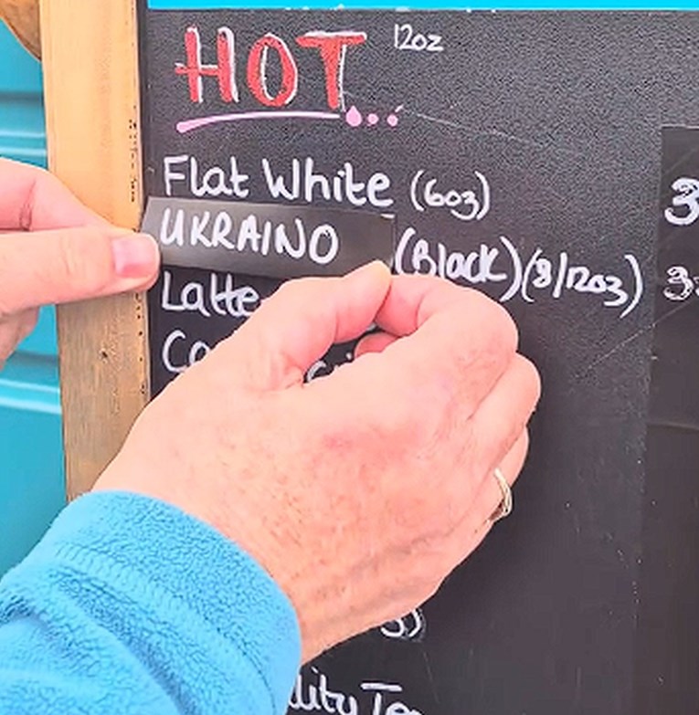 Kafić u Engleskoj kavu americano preimenovao u ukraino. "Trump zlostavlja Zelenskog"