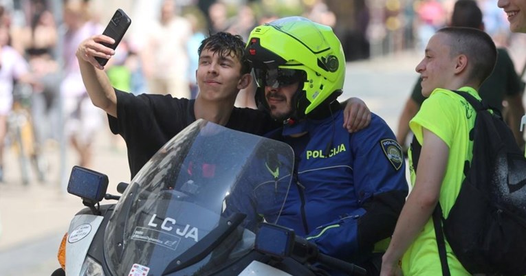 Zagrebački maturant se fotkao s policajcem na motoru