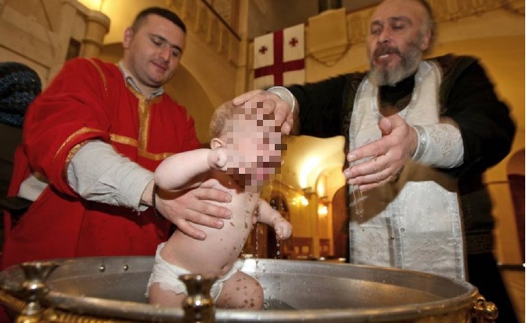 Novorođenče u Rumunjskoj umrlo nakon krštenja, potapali ga tri puta u vodu