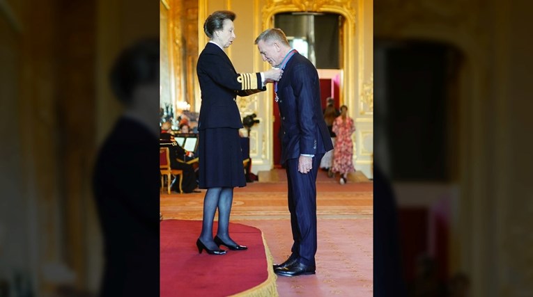Princeza Anne uručila Danielu Craigu orden, u objavi iskoristili rečenicu iz Bonda