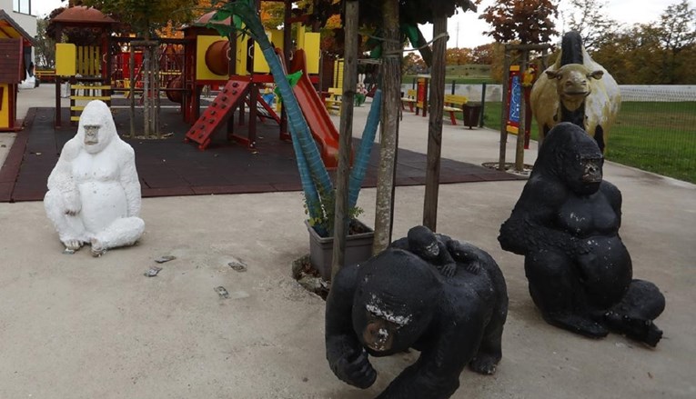 FOTO Policija po Karlovcu traži crnu plastičnu gorilu. Zadnji put je viđena u parku