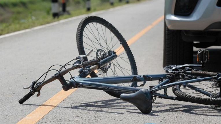 Autom udarila biciklisticu kod Novske, žena se bori za život