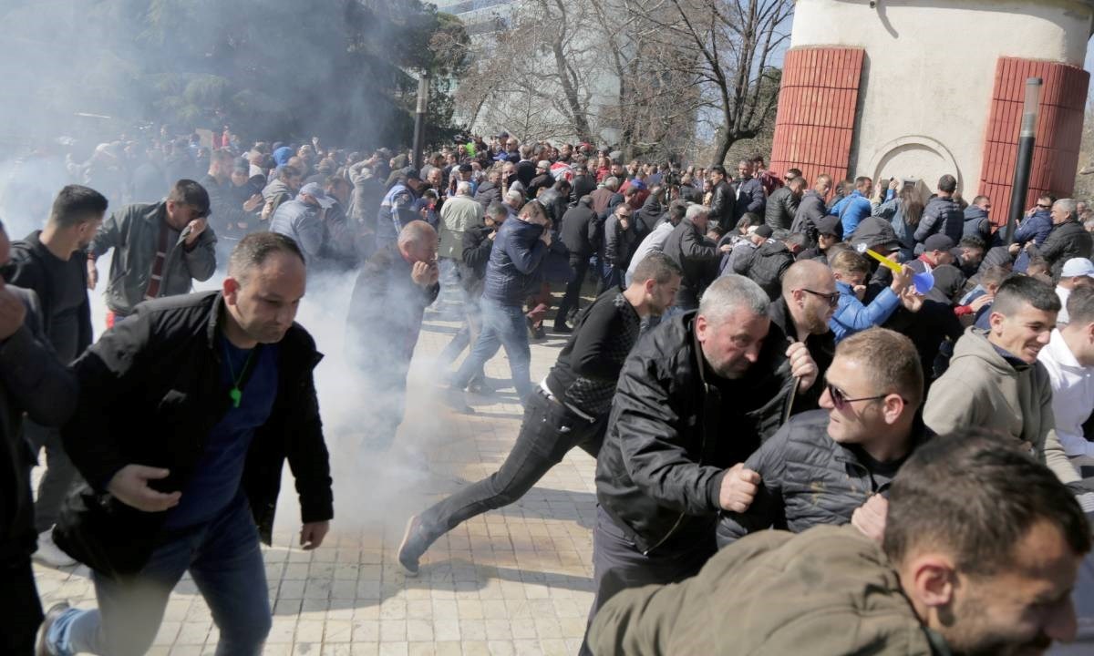 Policija u Albaniji tjerala prosvjednike suzavcem i vodenim topovima