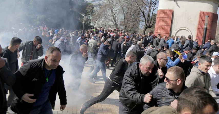 Policija u Albaniji tjerala prosvjednike suzavcem i vodenim topovima