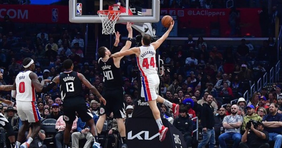 Bojan Bogdanović sjurio se na koš protiv Ivice Zupca. Pogledajte kako je to završilo