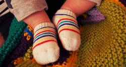 Liječnik osudio majke koje bebama stavljaju krumpir u čarape
