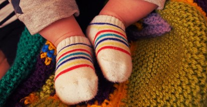 Liječnik osudio majke koje bebama stavljaju krumpir u čarape