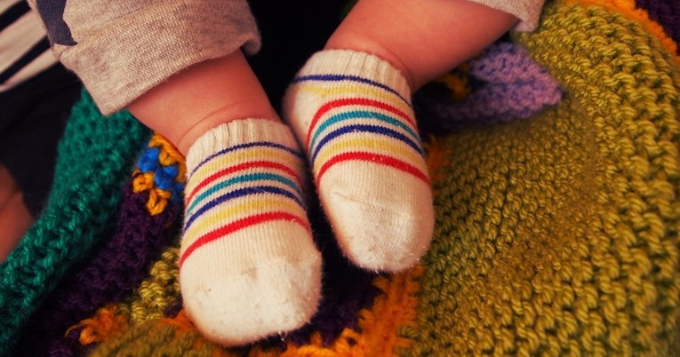 Stavljanje krumpira djeci u čarape novi je trik, liječnik: To može imati nuspojave
