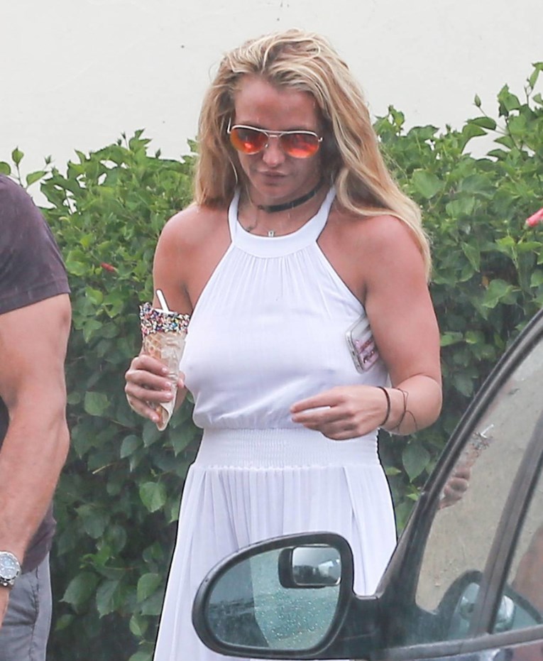 Policija sat vremena naganjala Britney Spears po cesti, oglasio se njen tim