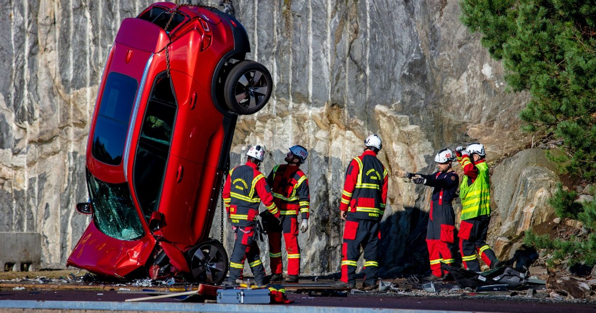 VIDEO Volvo je bacio deset automobila s 30 metara visine