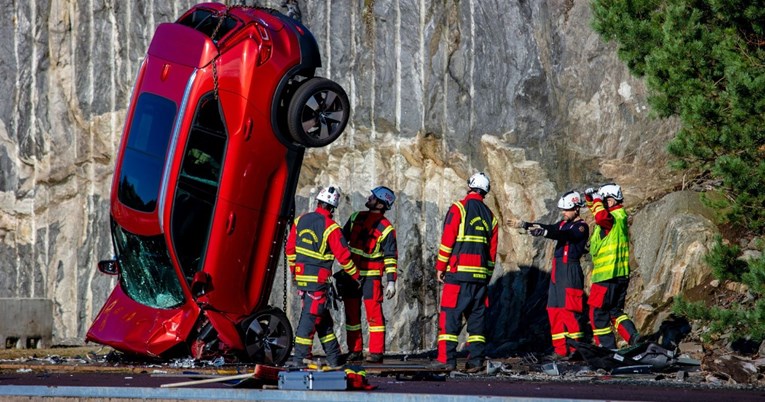 VIDEO Volvo je s 30 metara visine bacio deset novih automobila, evo i zašto