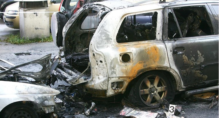 Izgorio auto u Kaštel Sućurcu, vatra se proširila i na kombi