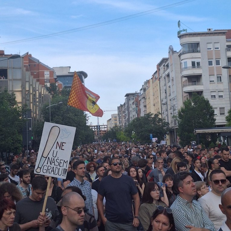 VIDEO U Novom Sadu prosvjed zbog aktivista SNS-a. "Batinaši nisu junaci"