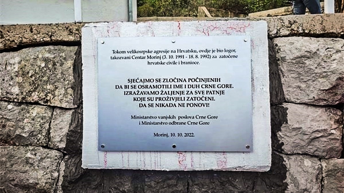 Otkrivena spomen-ploča za zatočene Hrvate u logoru Morinj, mještani  prosvjedovali - Index.hr