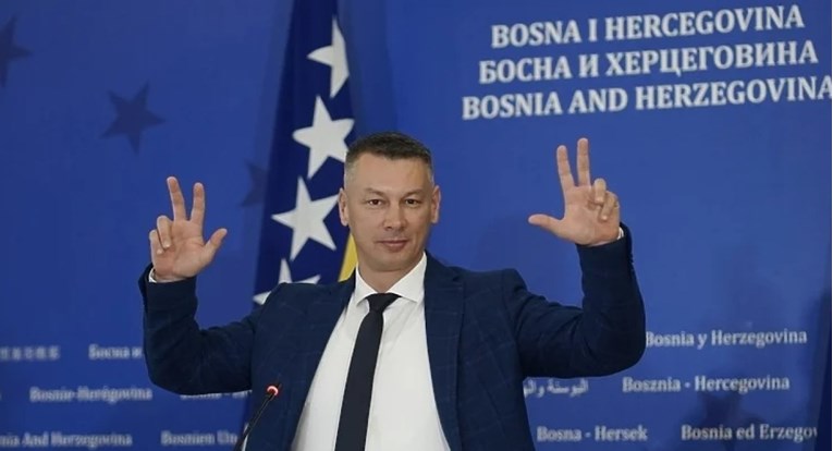 Dodikov ministar pred novinarima podigao tri prsta: "Nekima ovo smeta"