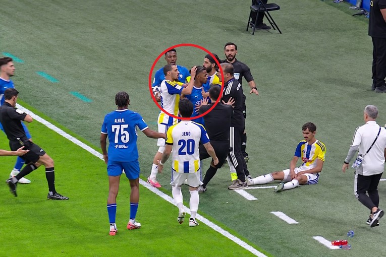 VIDEO Bennacer povukao suparnika za kosu i dobio crveni u debiju za novi klub