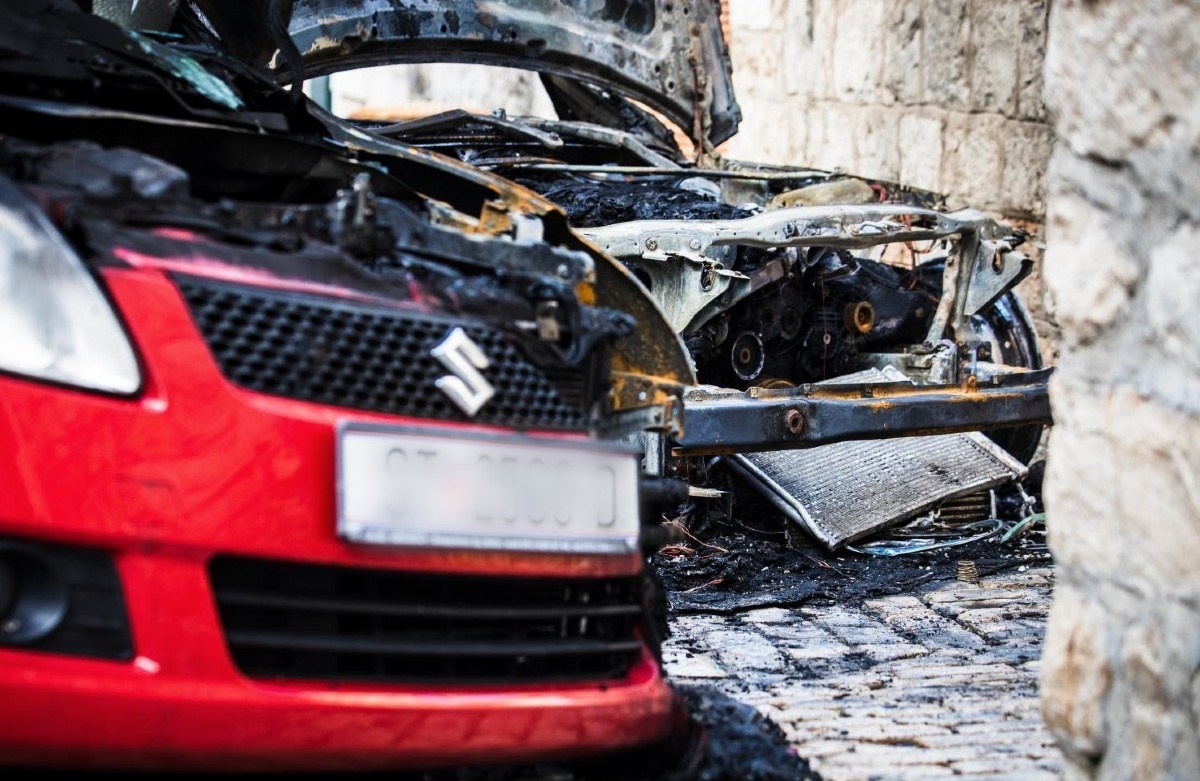 BMW koji je noćas zapaljen pripada ranjenom u krvavom okršaju u Kaštelima