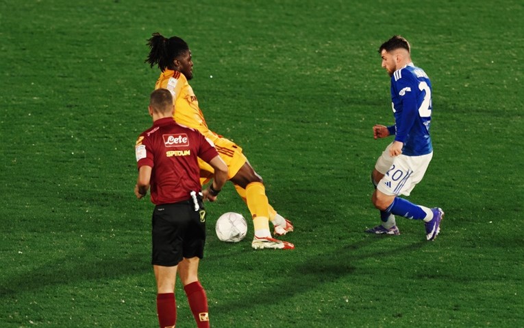 Como: Pogledajte kako hrvatska zvijezda gura loptu kroz noge igraču Rome