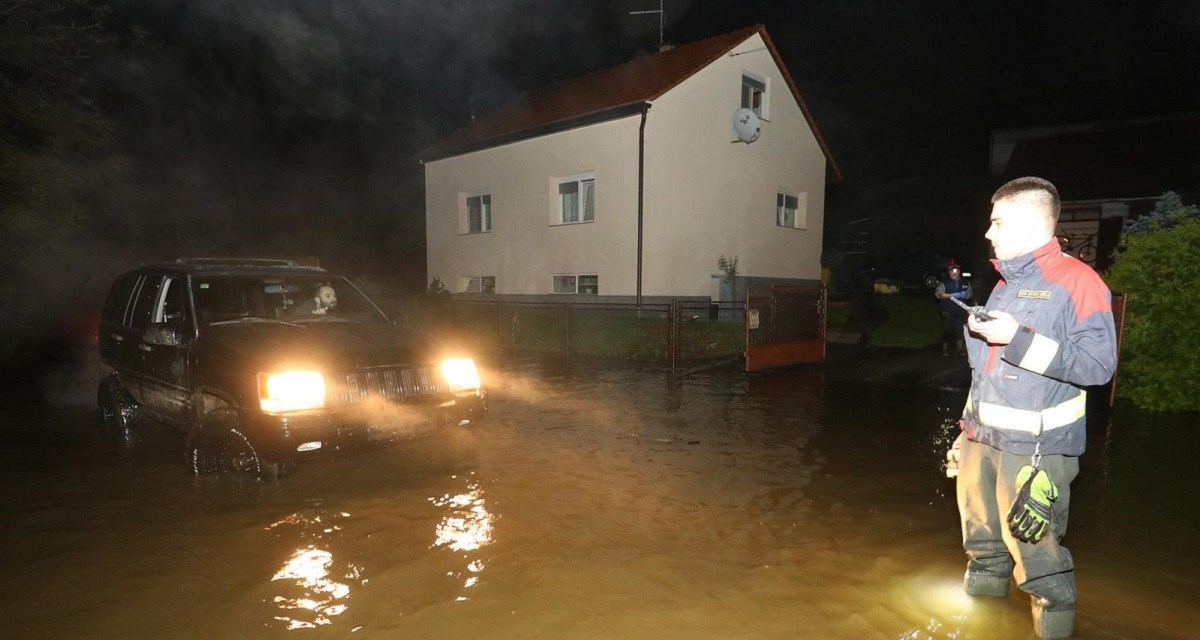 Stiže vrh vodnog vala. Izlila se Mrežnica, problemi na sjeveru, voda odnijela most