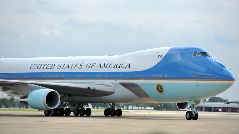 Novinari letjeli s Bidenom u predsjedničkom avionu pa krali jastučnice, tanjure...