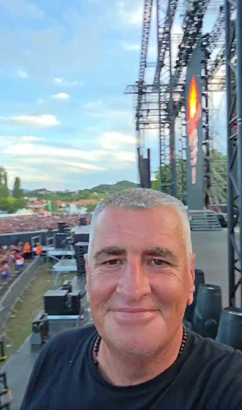 VIDEO Miro Bulj se pojavio na pozornici u Sinju, publika ga dočekala ovacijama