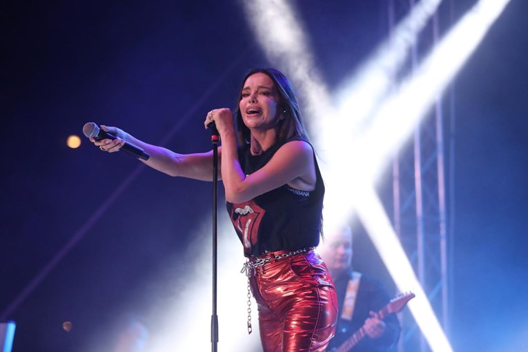 Severina održala koncert u Pločama, pažnju privukla rokerskim outfitom