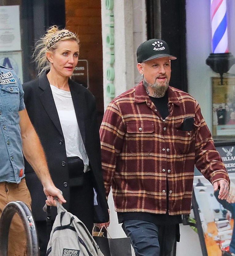Cameron Diaz snimljena u rijetkom izlasku sa šest godina mlađim suprugom
