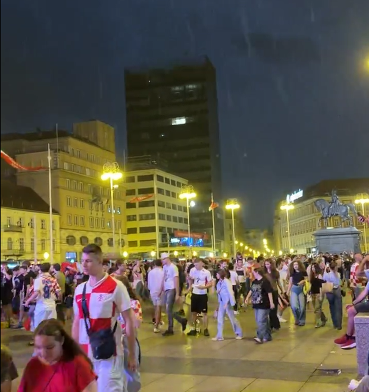 VIDEO Počeo jak vjetar u Zagrebu, sijeva. U centru pljusak, pokisli navijači na Trgu