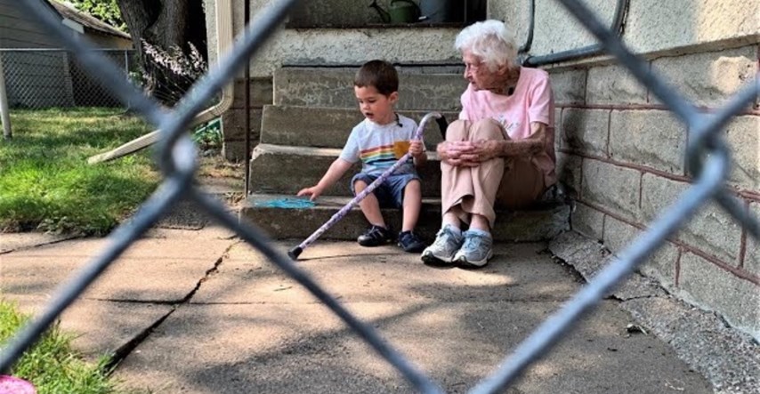 2-godišnji dječak i 99-godišnja baka postali su najbolji prijatelji tijekom lockdowna