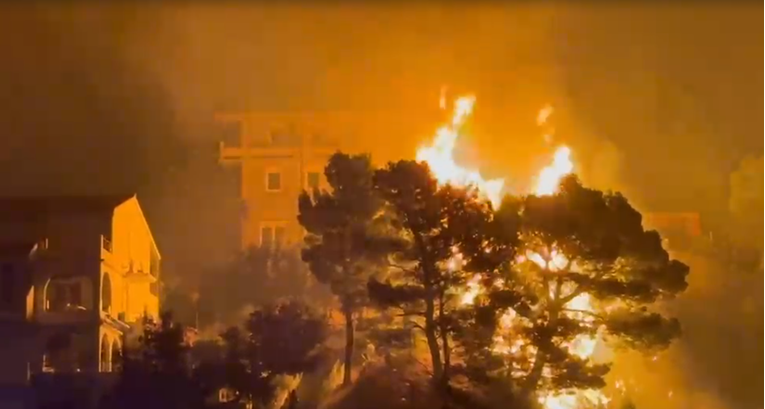 VIDEO Vatra opasno prijeti kućama u Lokvi Rogoznici