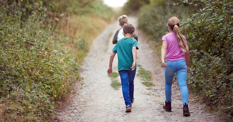 Ovo je pet prednosti svakodnevne šetnje za djecu