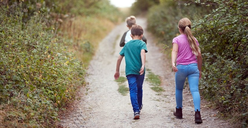 Ovo je pet prednosti svakodnevne šetnje za djecu