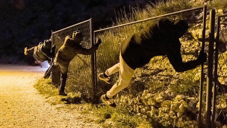 VIDEO Bura na Mosoru nosila mladiće koji su se držali za ogradu